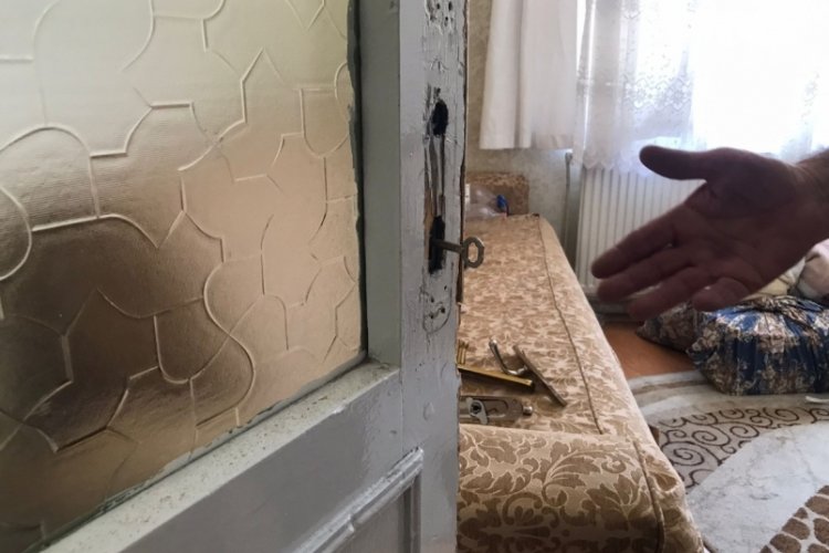 3 g&uuml;nd&uuml;r odada mahsur kalan yaşlı adamın imdadına komşusu yetişti
