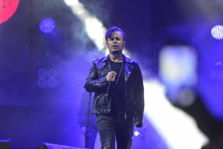 Bursa'da Uzi ile Emre Aydın Uludağ Yaz Festivali'nde hayranlarıyla buluştu