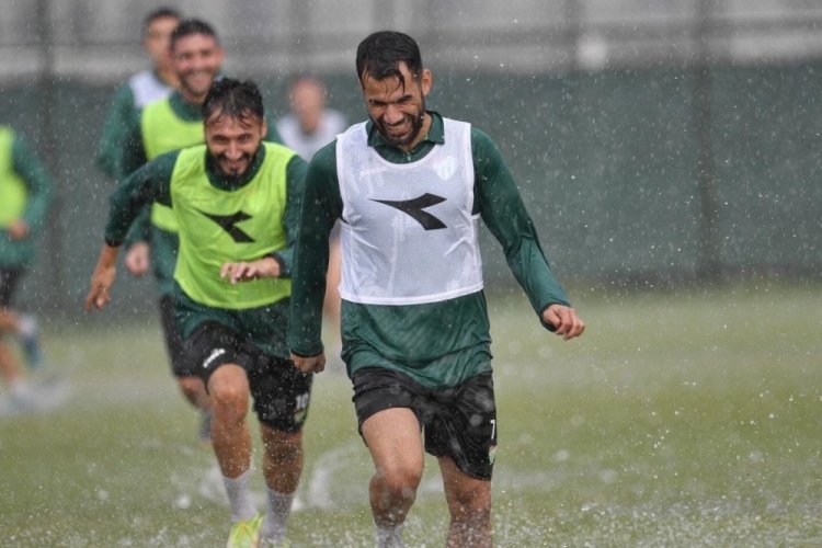 Bursaspor yağmur altında &ccedil;alıştı