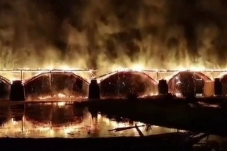 &Ccedil;in'de 900 yıllık ahşap k&ouml;pr&uuml;, cayır cayır yandı