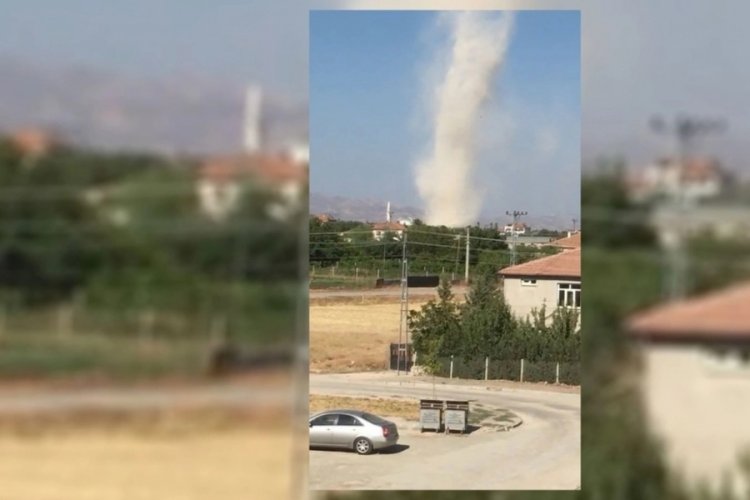 Elazığ'da hortum vatandaşları paniğe s&uuml;r&uuml;kledi