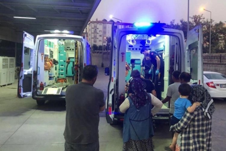 Askeri ara&ccedil; ile kamyonet &ccedil;arpıştı: 5 yaralı