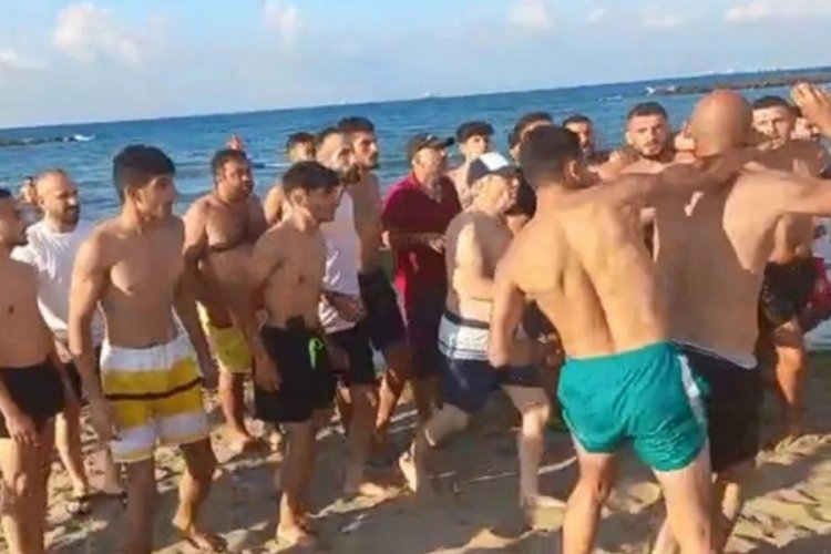 Plajda şortunu indiren 2 kişiyi vatandaşlar darp etti!