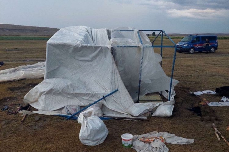 Şiddetli r&uuml;zgar mevsimlik iş&ccedil;ilere zor anlar yaşattı