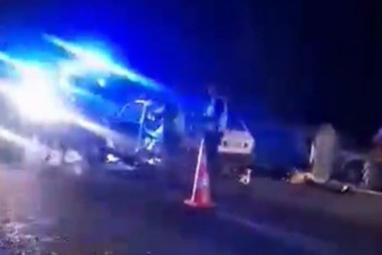 Otomobil trakt&ouml;r&uuml;n taşıdığı su tankerine &ccedil;arptı: &Ouml;l&uuml; ve yaralılar var