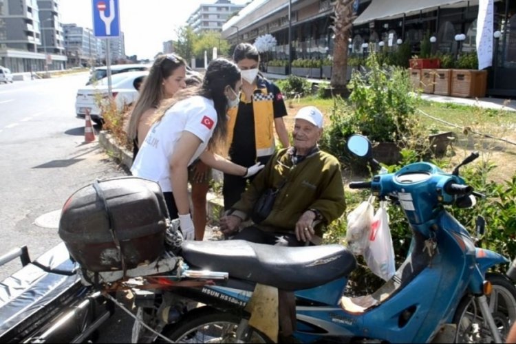 Hastaneye gitmek istemeyen 82 yaşındaki yaralı motosikletliye zorlu ikna