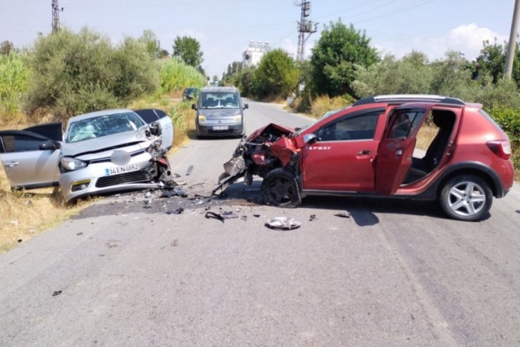 Antalya'da İki otomobil &ccedil;arpıştı: kazaya neden olan s&uuml;r&uuml;c&uuml; ka&ccedil;tı