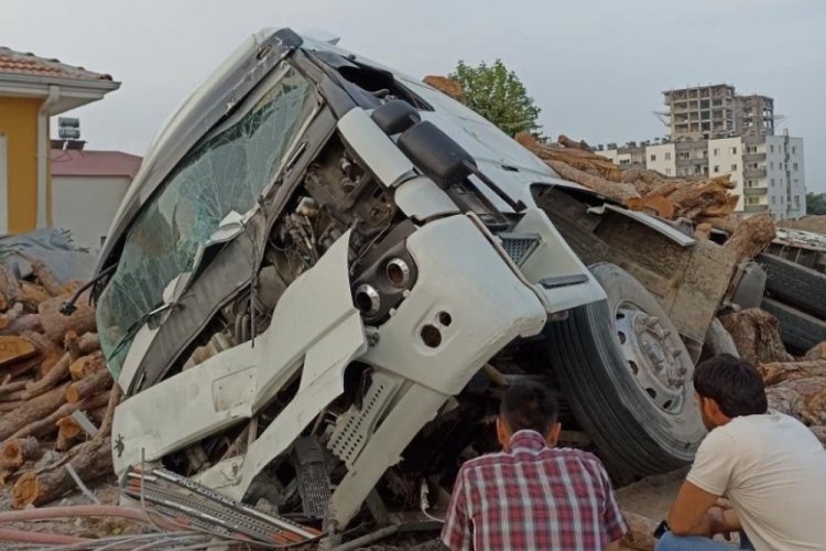 Tomruk y&uuml;kl&uuml; kamyon ile otomobil &ccedil;arpıştı