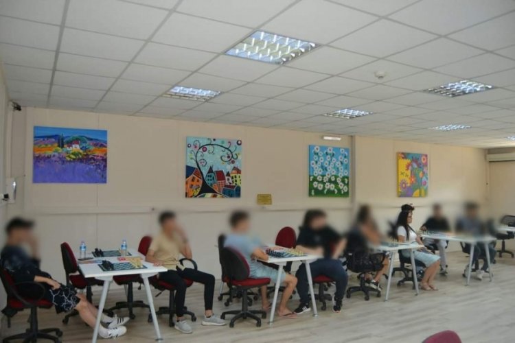 Bursa'da su&ccedil;a s&uuml;r&uuml;klenen &ccedil;ocuk ve kadın y&uuml;k&uuml;ml&uuml;lere satran&ccedil; kursu