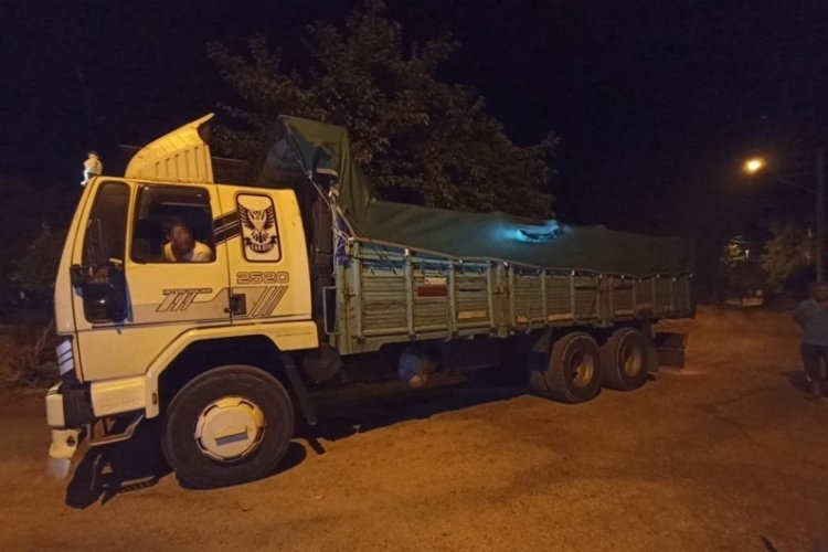 Kamyon kasasında 64 d&uuml;zensiz g&ouml;&ccedil;men yakalandı