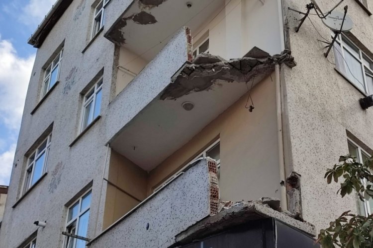 Tadilat i&ccedil;in &ccedil;ıktığı balkondan d&uuml;şen iş&ccedil;i hayatını kaybetti