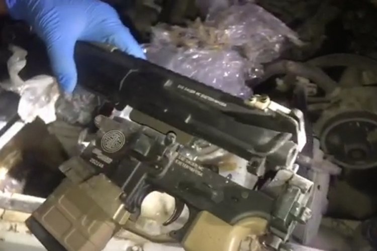 Otomobilin motor kaputundan yarı otomatik ka&ccedil;ak silah &ccedil;ıktı