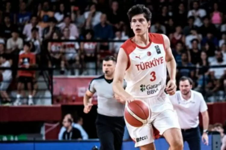 Berke B&uuml;y&uuml;ktuncel, U18 Avrupa Şampiyonası'nın En İyi 5'ine se&ccedil;ildi