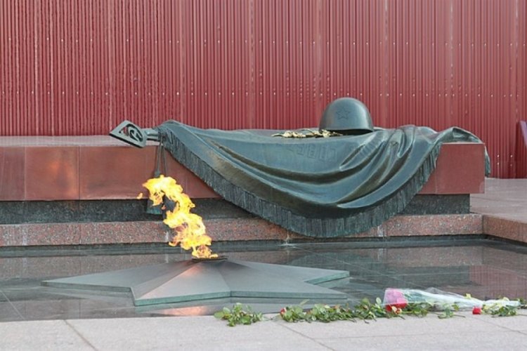 Rusya'da 'S&ouml;nmeyen Ateş' anıtına tuvaletini yapan 3 T&uuml;rk tutuklandı