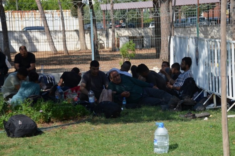 97 g&ouml;&ccedil;men kamyonet kasasında yakalandı