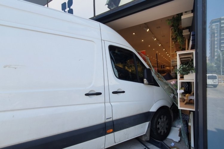 Kamyonet, otomobile &ccedil;arparak mağazaya girdi