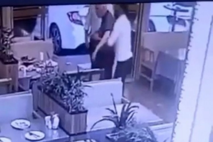 Heimlich manevrası yaparak m&uuml;şterisinin hayatını kurtardı