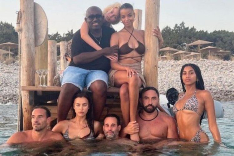 Victoria's Secret meleği partide poz verirken &uuml;sts&uuml;z kaldı