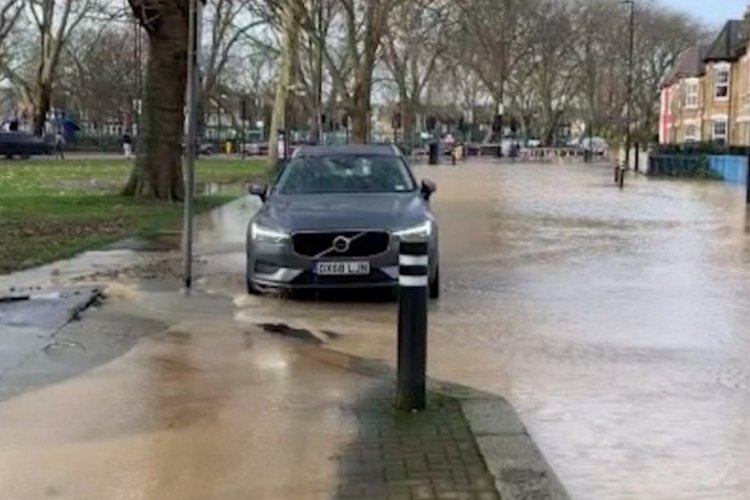 İngiltere'de su borusu patladı! Sokaklar g&ouml;le d&ouml;n&uuml;şt&uuml;