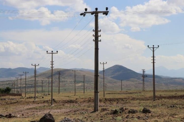 Elektrik direğinden d&uuml;şen iş&ccedil;i hayatını kaybetti
