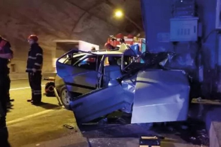 Yolcu otob&uuml;s&uuml; t&uuml;nelde araca &ccedil;arptı: 2 &ouml;l&uuml;, 1 yaralı