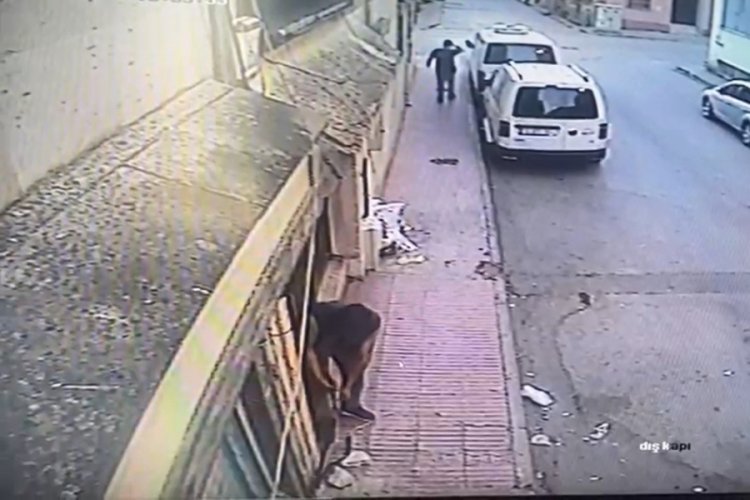 Bursa'da esnaf isyan etti! Aynı sokağın elektrik kablolarını 3 kez &ccedil;aldılar