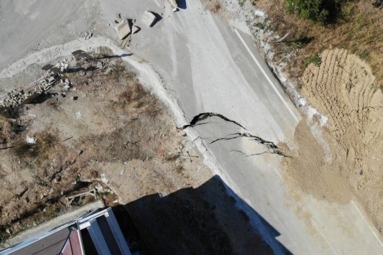 Bursa'da inşaat &ccedil;alışması karayolu ve evlerin bah&ccedil;esini &ccedil;&ouml;kertti