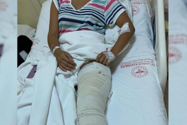 Denize giren gen&ccedil; kızın bacağına mermi isabet etti