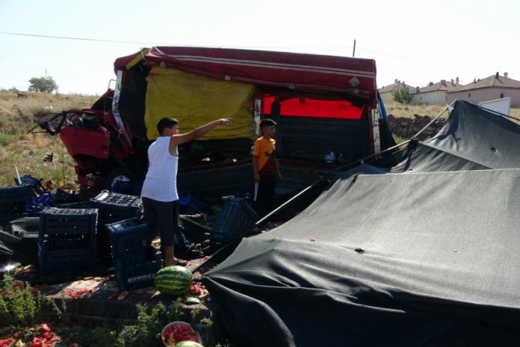 Direksiyon hakimiyetini kaybeden ara&ccedil; karpuz sergisine daldı: 1 &ouml;l&uuml;