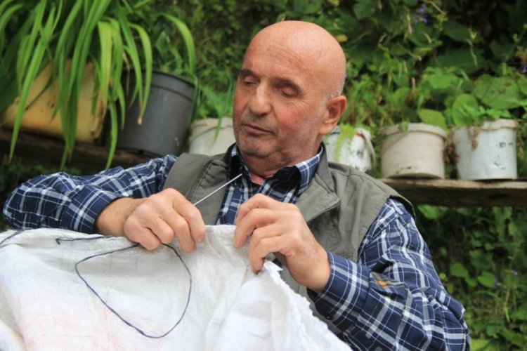 G&ouml;n&uuml;l g&ouml;z&uuml; ile t&uuml;m olumsuzluklara meydan okuyor