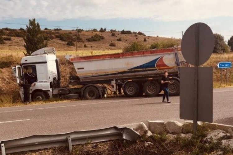 K&uuml;tahya Tavşanlı'da iki ara&ccedil; &ccedil;arpıştı: 5 yaralı