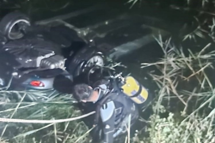 Su kanalına d&uuml;şen otomobilde feci son: 2 &ouml;l&uuml;