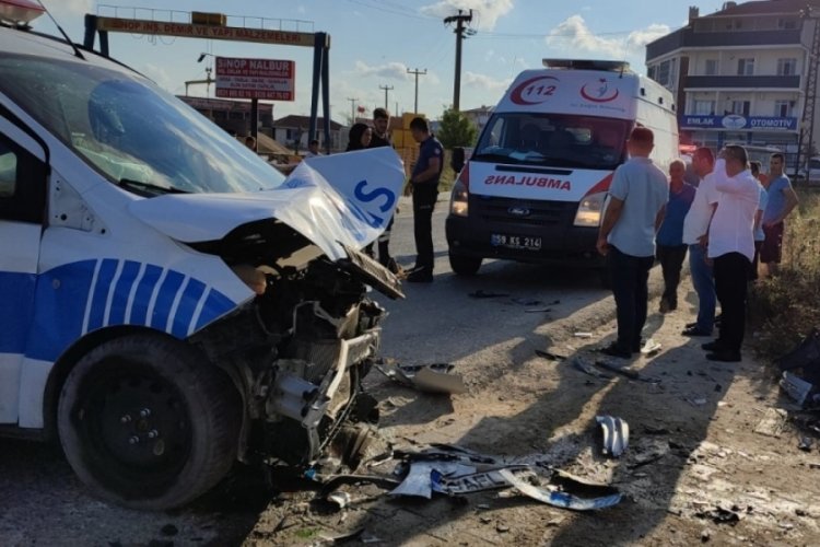 Aşırı s&uuml;ratli s&uuml;r&uuml;c&uuml; polis otosuna &ccedil;arptı