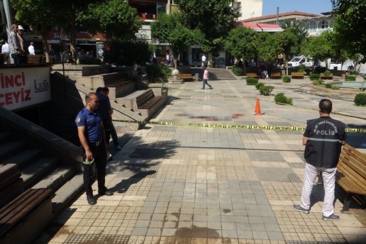 Alkoll&uuml; arkadaşların kavgasında kan aktı