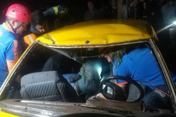 Sulama kanalına devrilen otomobilin i&ccedil;inde feci şekilde can verdi
