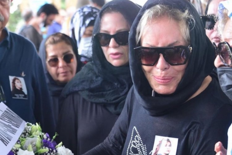 Emel Sayın, kardeşini son yolculuğuna uğurladı