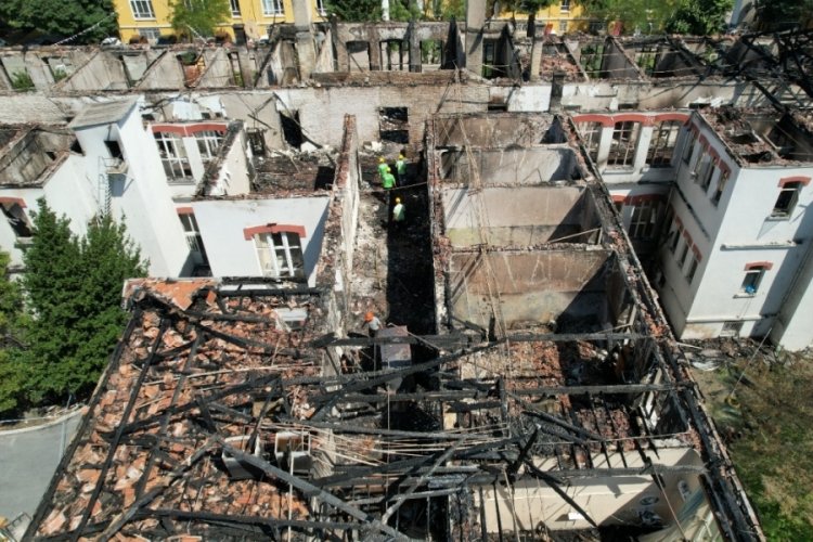 Tarihi Balıklı Rum Hastanesi'nden yangın sonrası 97 ton moloz &ccedil;ıktı