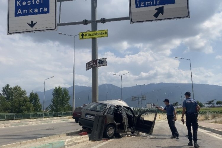 Bursa'da y&ouml;n levhasına &ccedil;arpan otomobil hurdaya d&ouml;nd&uuml;: 1 ağır yaralı