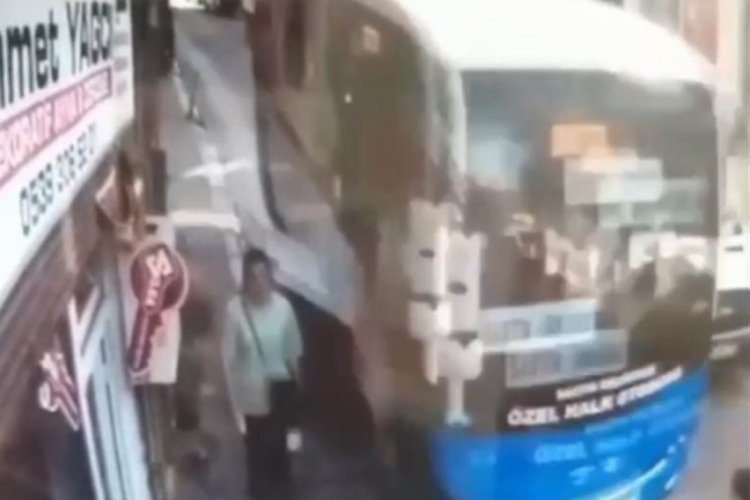 A&ccedil;ılan bagaj kapağı, kaldırımdaki yayaya &ccedil;arptı