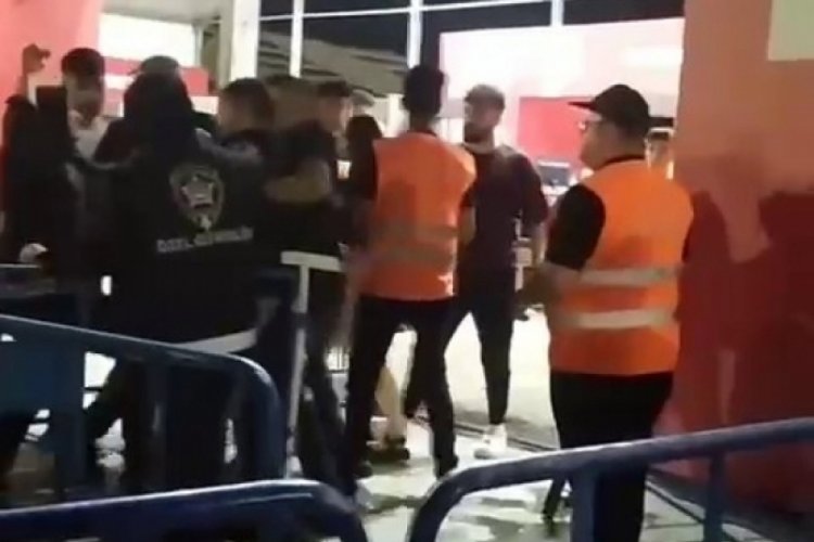 Konserde tekmeli yumruklu kavga