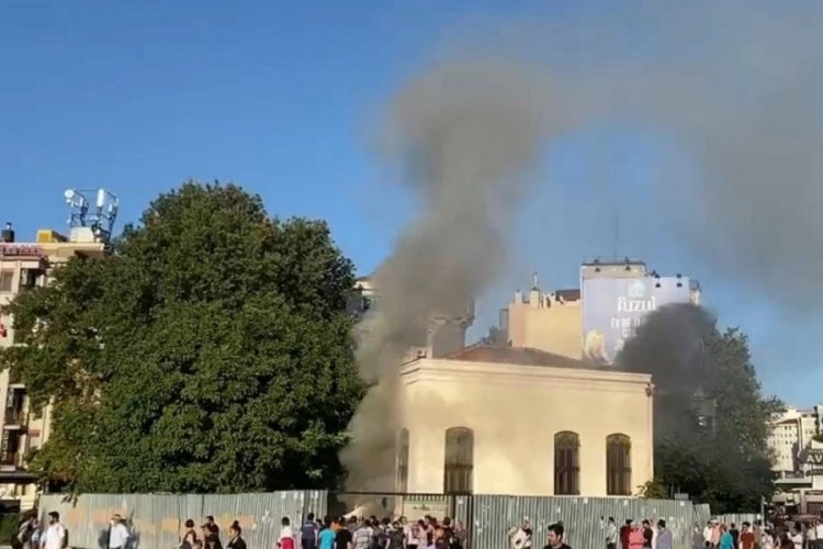 İstanbul Fatih'te tarihi camide &ccedil;ıkan yangın korkuttu