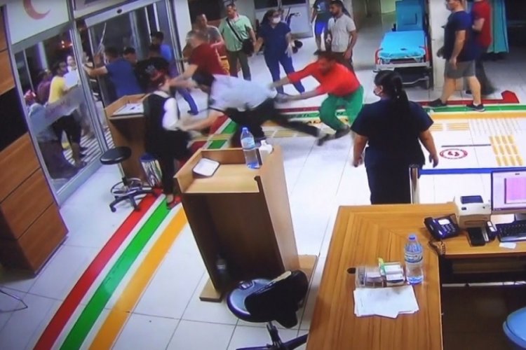 Hastanede korkun&ccedil; olay! &Ouml;nce eşini sonra sağlık &ccedil;alışanlarını darp etti