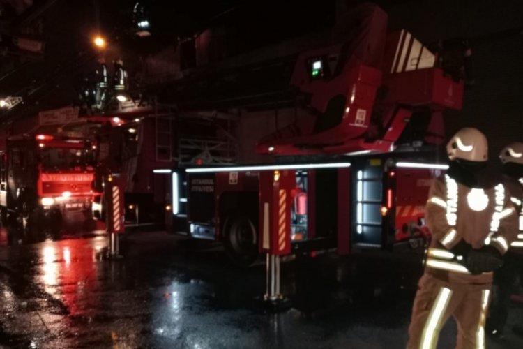 İstanbul Zeytinburnu'nda sanayi sitesinde &ccedil;ıkan yangında patlamalar meydana geldi