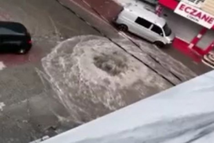 Sağanak yağış r&ouml;garları patlattı: Caddeler sular altında kaldı