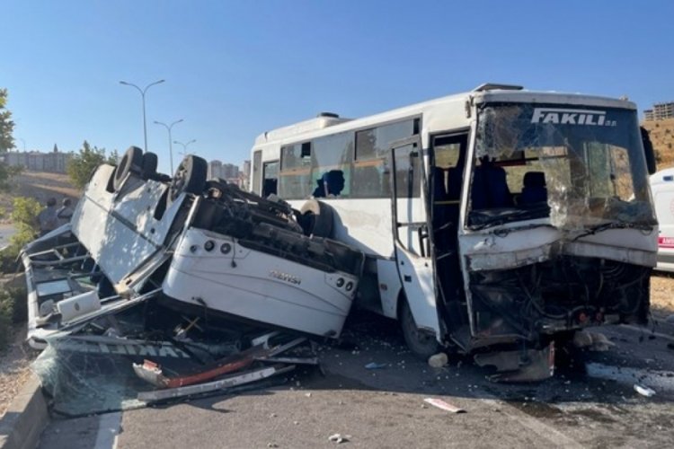 2 iş&ccedil;i servisi &ccedil;arpıştı: 19 yaralı