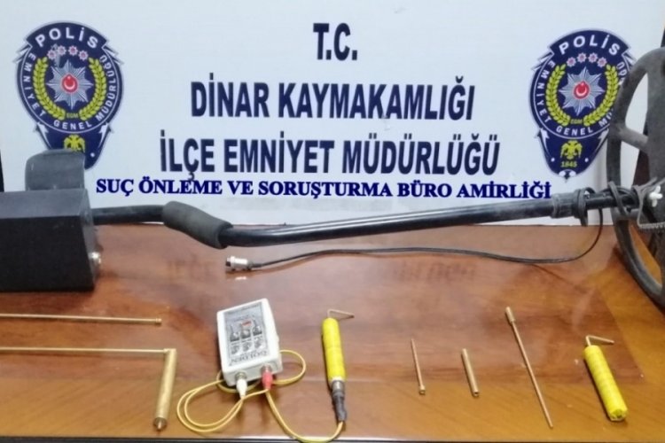 Define aramaya gittiler, polise yakalandılar