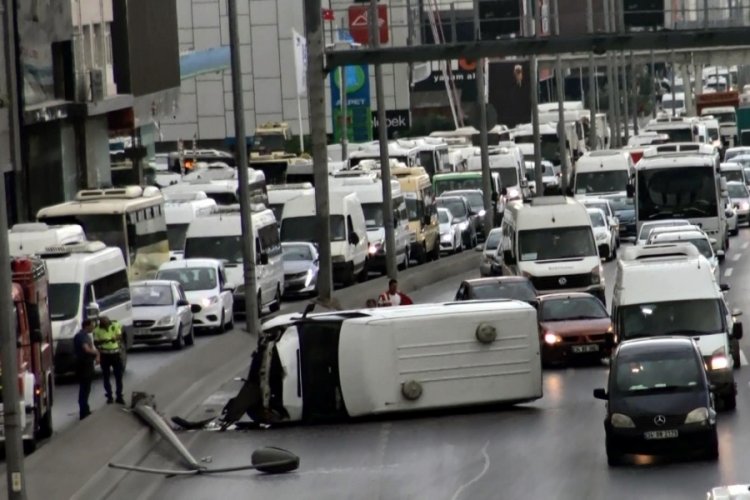 İstanbul'da minib&uuml;s aydınlatma direğine &ccedil;arptı