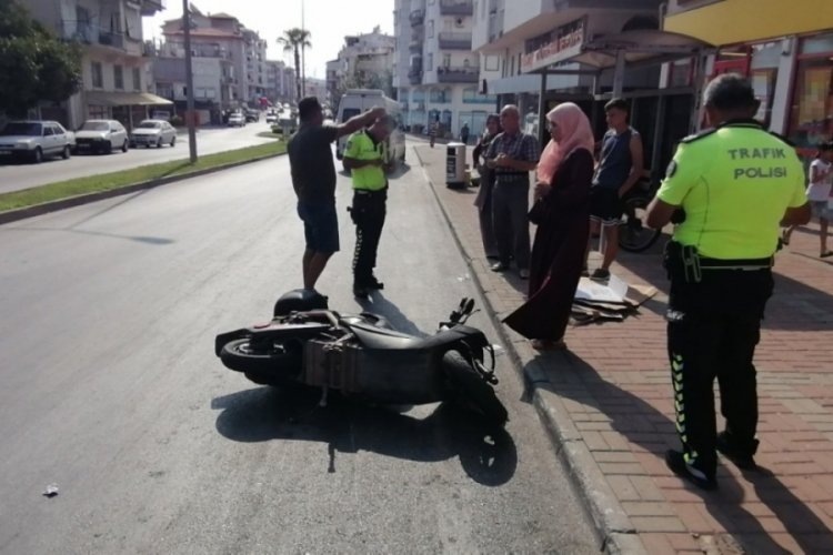 Savrulan elektrikli bisiklet s&uuml;r&uuml;c&uuml;s&uuml;ne minib&uuml;s &ccedil;arptı