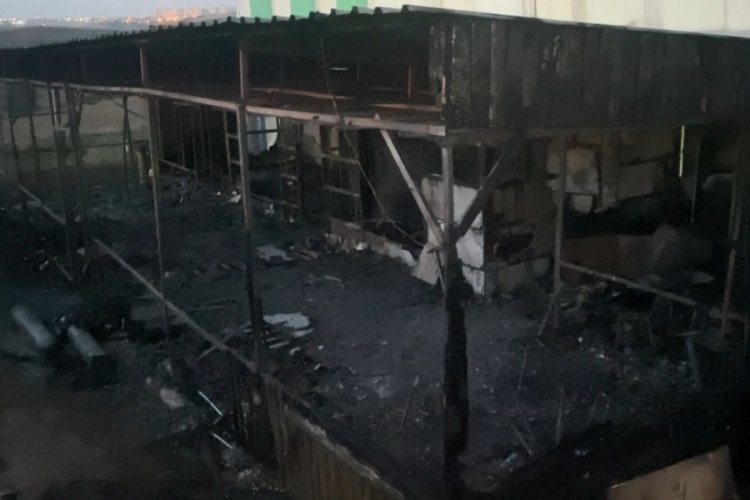 Yangın &ccedil;ıkan halı saha deposunda ceset bulundu
