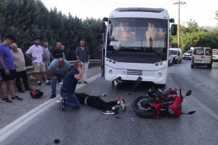 İş&ccedil;i taşıyan servis midib&uuml;s&uuml; ile motosiklet &ccedil;arpıştı: 1 yaralı